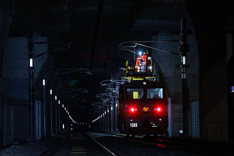 凌晨1點，在距離海面四五十米的平潭公鐵跨海大橋上，平潭供電工區(qū)工長胡朋正帶領(lǐng)工友們在接觸網(wǎng)上作業(yè)。李金明攝