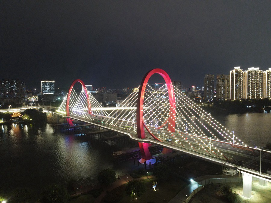 漳州芝山大橋建成通車，“時空之門”造型亮眼。中交二航局供圖