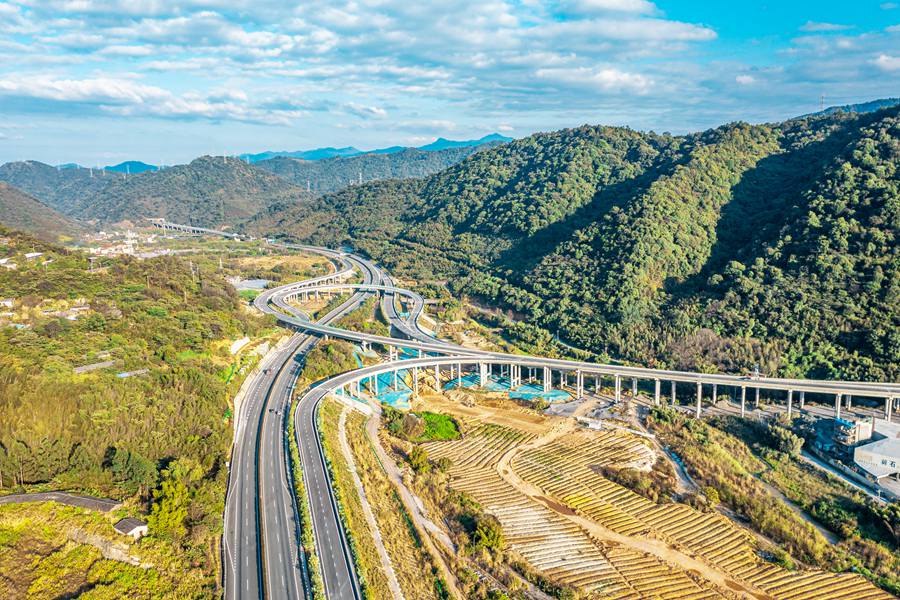 東環(huán)高速公路起于新羅區(qū)曹溪街道崎瀨村，設(shè)曹溪樞紐互通與廈蓉高速公路相連接。東環(huán)高速公路供圖