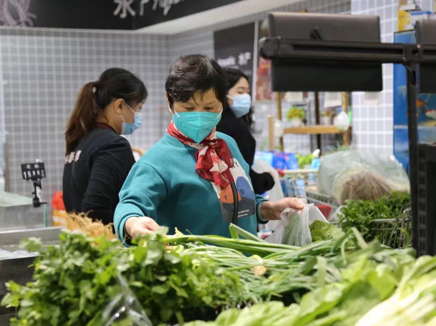 商超中，市民正在選購(gòu)蔬菜。新華都泉州豐澤店供圖