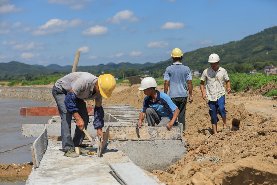 泉湖溪河道護(hù)岸壓頂層建設(shè)工作火熱開展。黃尉峰攝