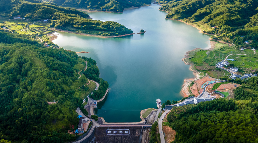 隆陂水庫旁的三明市寧化縣石壁鎮(zhèn)隆陂村，依山傍水，別致的農(nóng)家小院排列有序，整潔寬敞的瀝青路延伸到各家各戶。黃尉峰攝