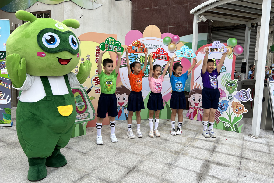 廈門市公園小學(xué)吉祥物“園寶”在校門口迎新?？聬痼迶z