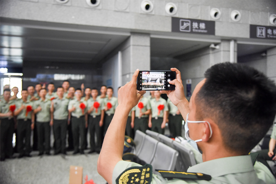 武警龍巖支隊(duì)老兵在車(chē)站合影。高銘攝