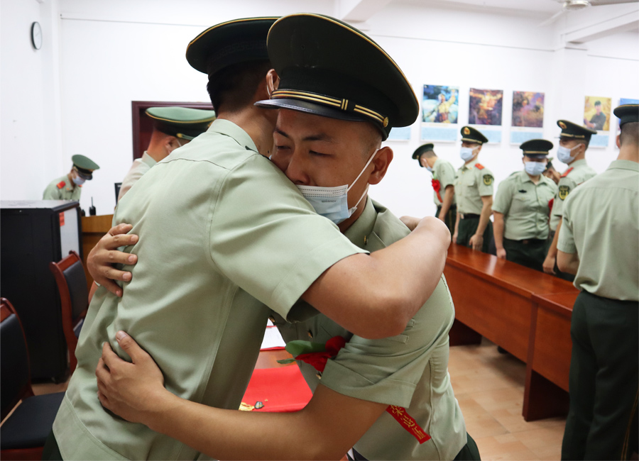 武警福州支隊(duì)退役老兵與戰(zhàn)友相擁道別。吳世杰攝