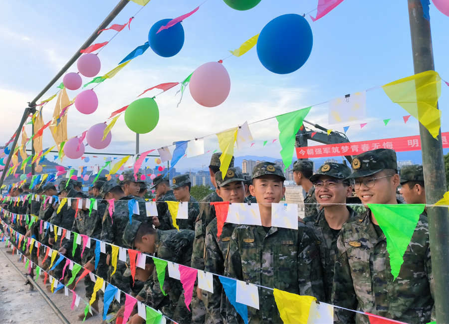 500余張“最美軍旅照”記錄了老兵們千百個(gè)日日夜夜。曾鵬飛攝