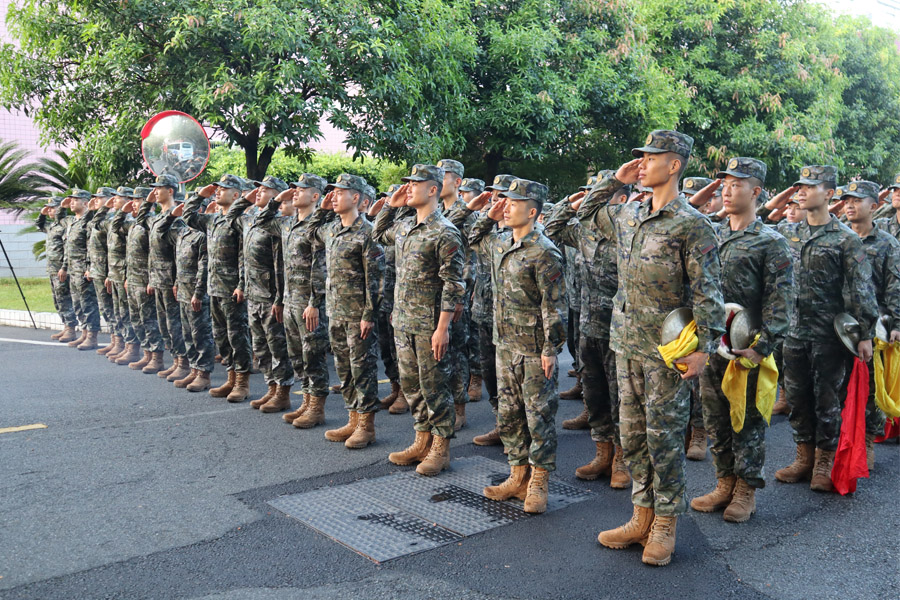 戰(zhàn)友為退役老兵送上最后一個(gè)軍禮。吳世杰攝