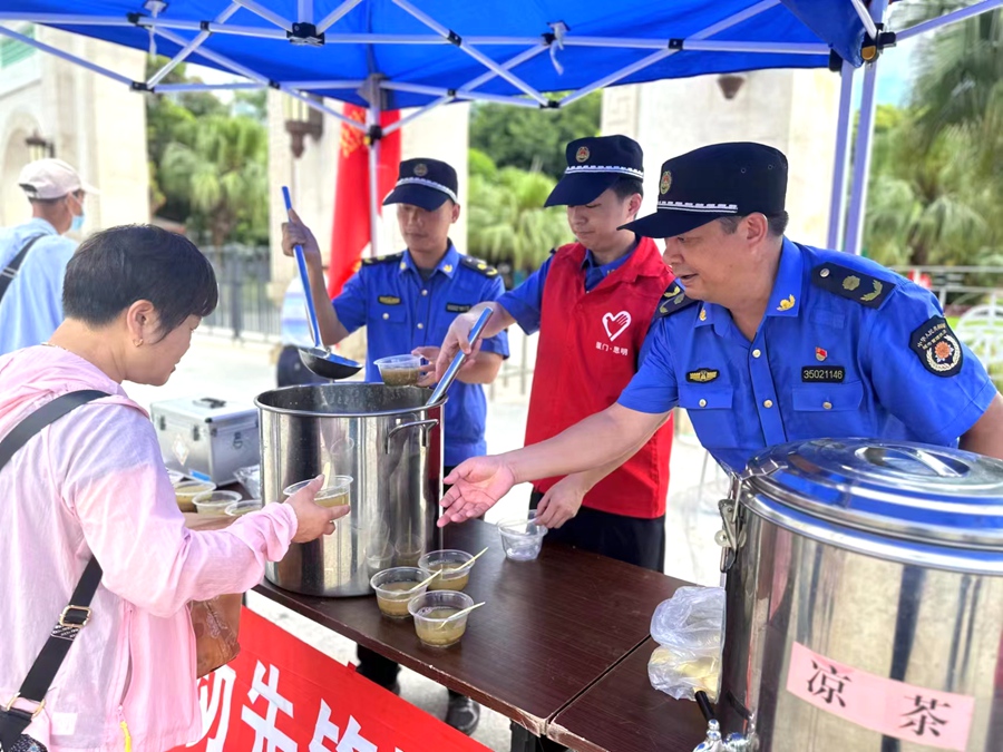 暖心服務(wù)為民，提升群眾滿意度。思明城管局供圖