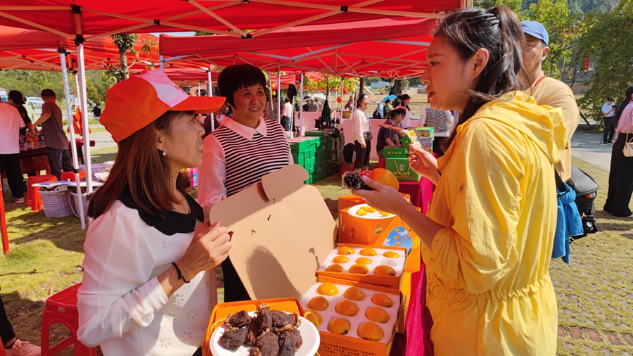 市民游客在集市上選購柿子及相關(guān)產(chǎn)品。古田縣融媒體中心供圖