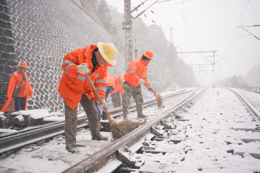 1月22日，在南平市武夷山黃連坑站，作業(yè)人員對道岔轉轍部位積雪進行清掃。 潘文輝攝