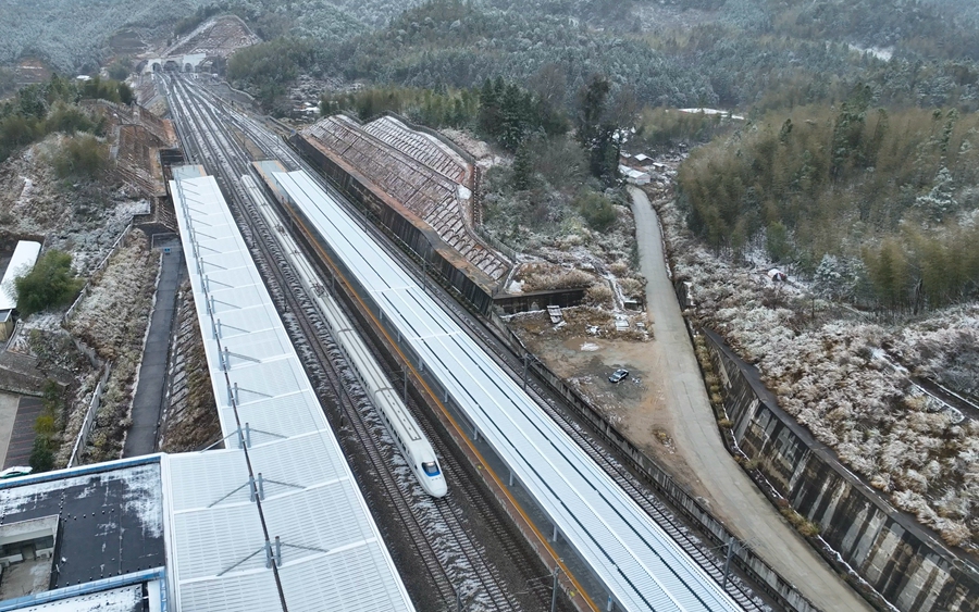 1月22日，列車疾馳在向莆鐵路線上。 張海根攝