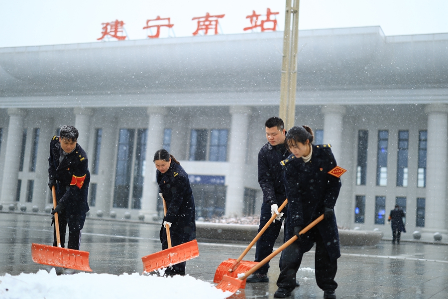 1月22日，在建寧南站，客運工作人員正在掃雪除冰。 曹剛攝