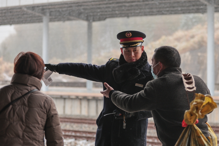 1月22日，在建寧縣北站，鐵路工作人員正在引導(dǎo)旅客候車。 張海根攝