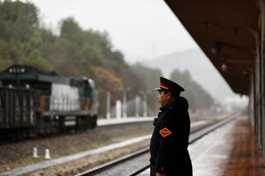 1月22日，在龍巖長汀站，助理值班員正在接發(fā)列車。傅藝鵬攝