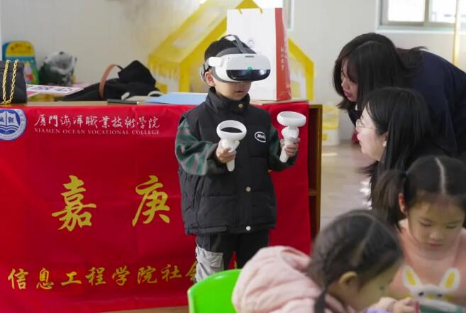 廈門海洋職業(yè)技術學院實踐隊利用“VR”體驗、描繪嘉庚畫像等形式開展“童心向黨 史頌嘉庚”宣講活動