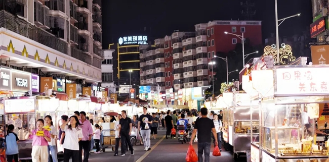 人流涌動的夜市。