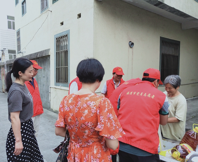 上逕鎮(zhèn)黨員干部下網格收集并現場化解問題。上逕鎮(zhèn)供圖