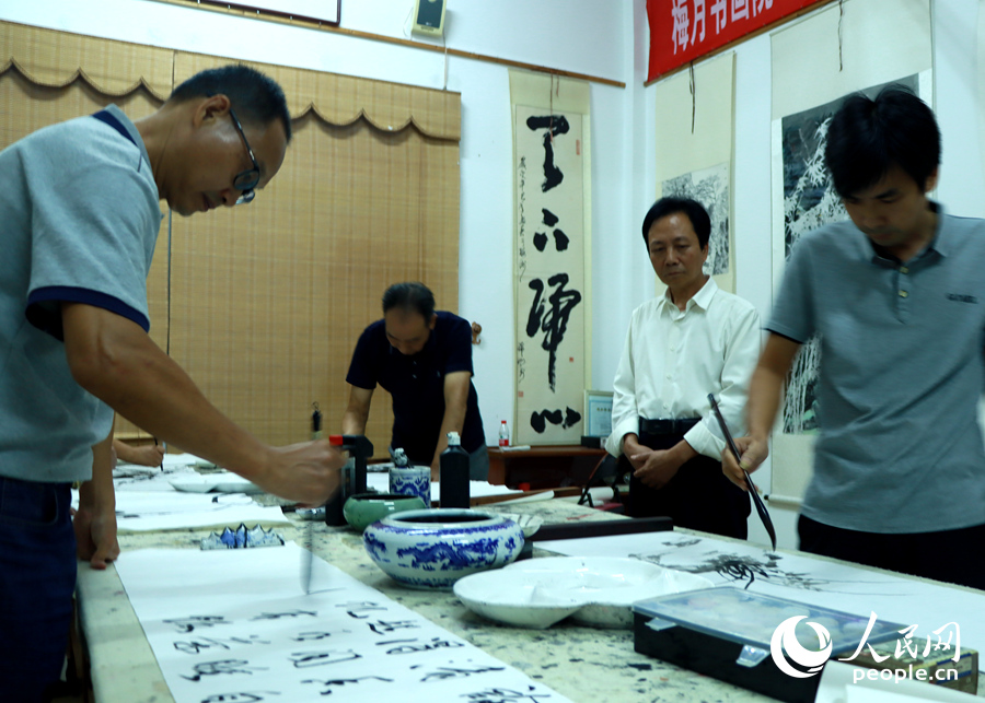 在梅月書畫院，群眾正在創(chuàng)作。人民網(wǎng) 蘇海森攝