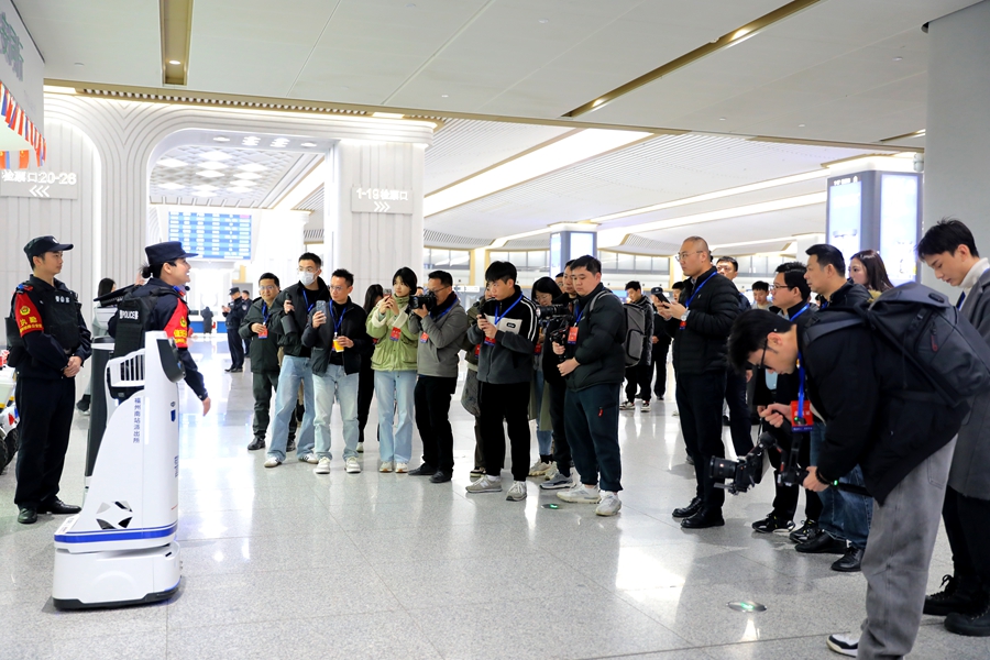 觀摩人員在“小榕樹平安驛站”了解鐵警機(jī)器人的用法。元博勛攝